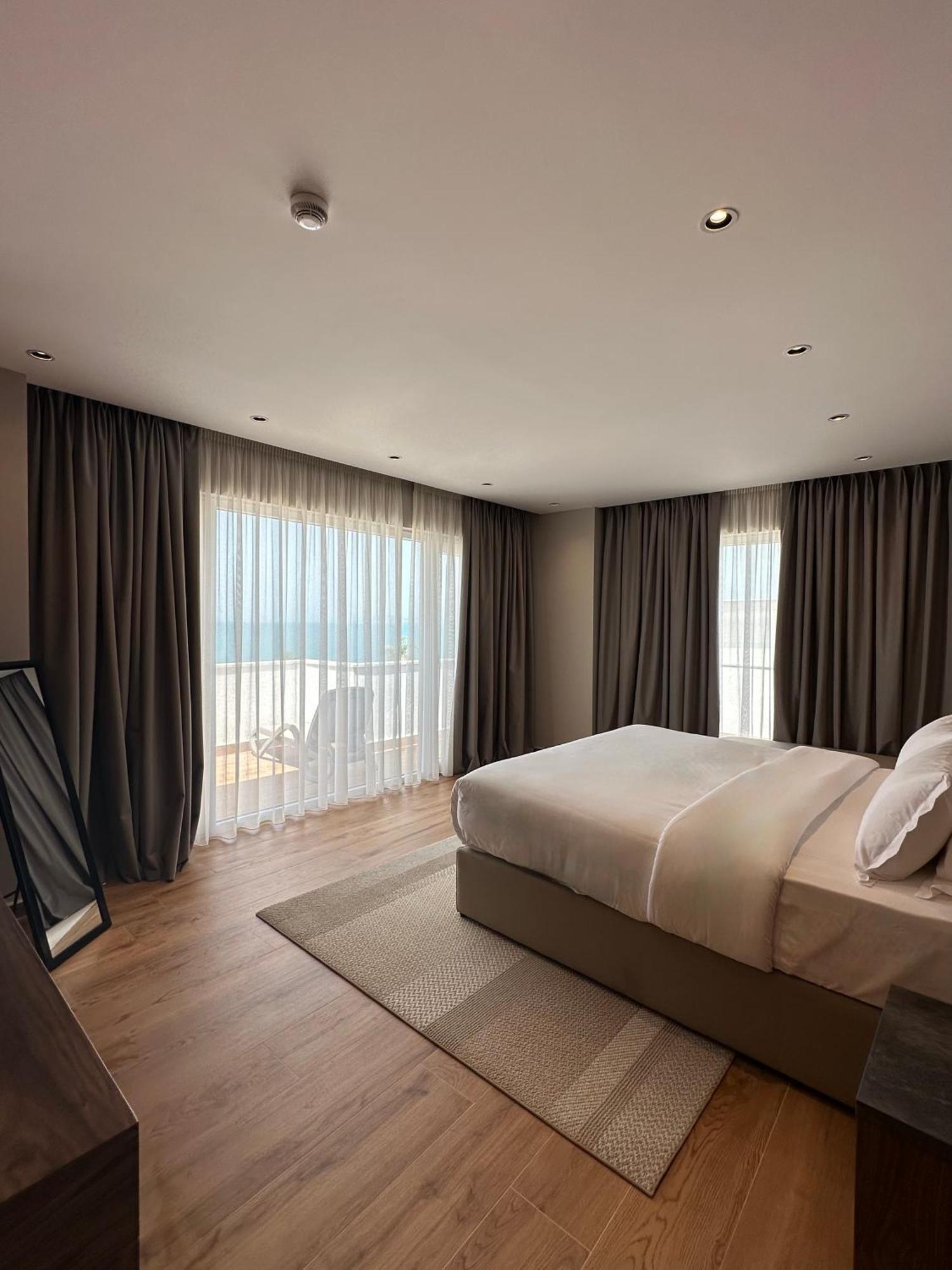 Klajdi Resort & Spa Golem  Ruang foto A bedroom with curtains
